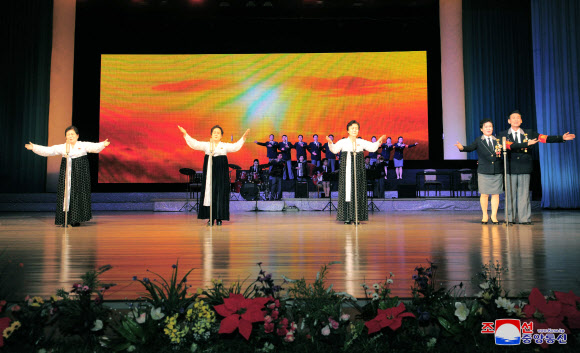 북한, ‘광명성절 80주년 경축’ 인민예술축전 진행