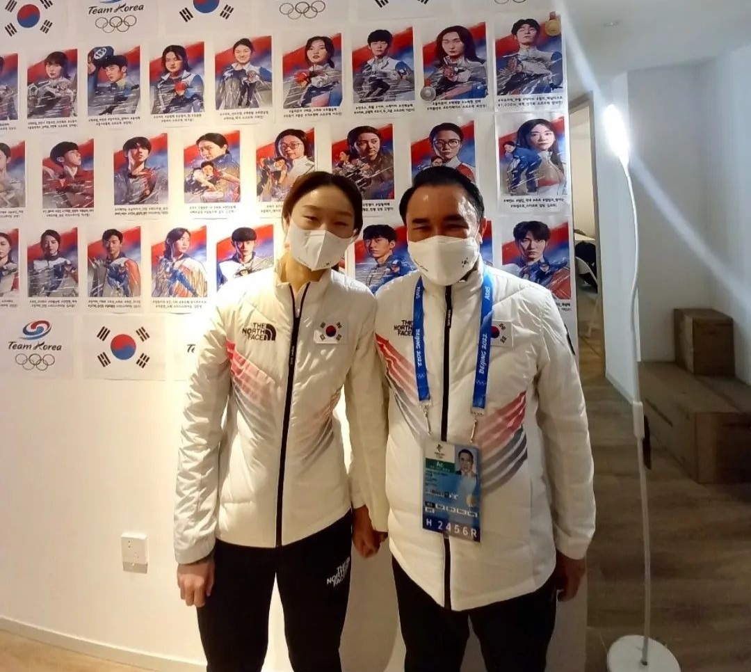 최민정(왼쪽)이 2022 베이징동계올림픽 쇼트트랙 여자 계주에서 은메달을 획득한 뒤 윤홍근(오른쪽) 대한빙상경기연맹 회장이 함께 사진을 찍으며 웃고 있다. 제너시스 BBQ 제공