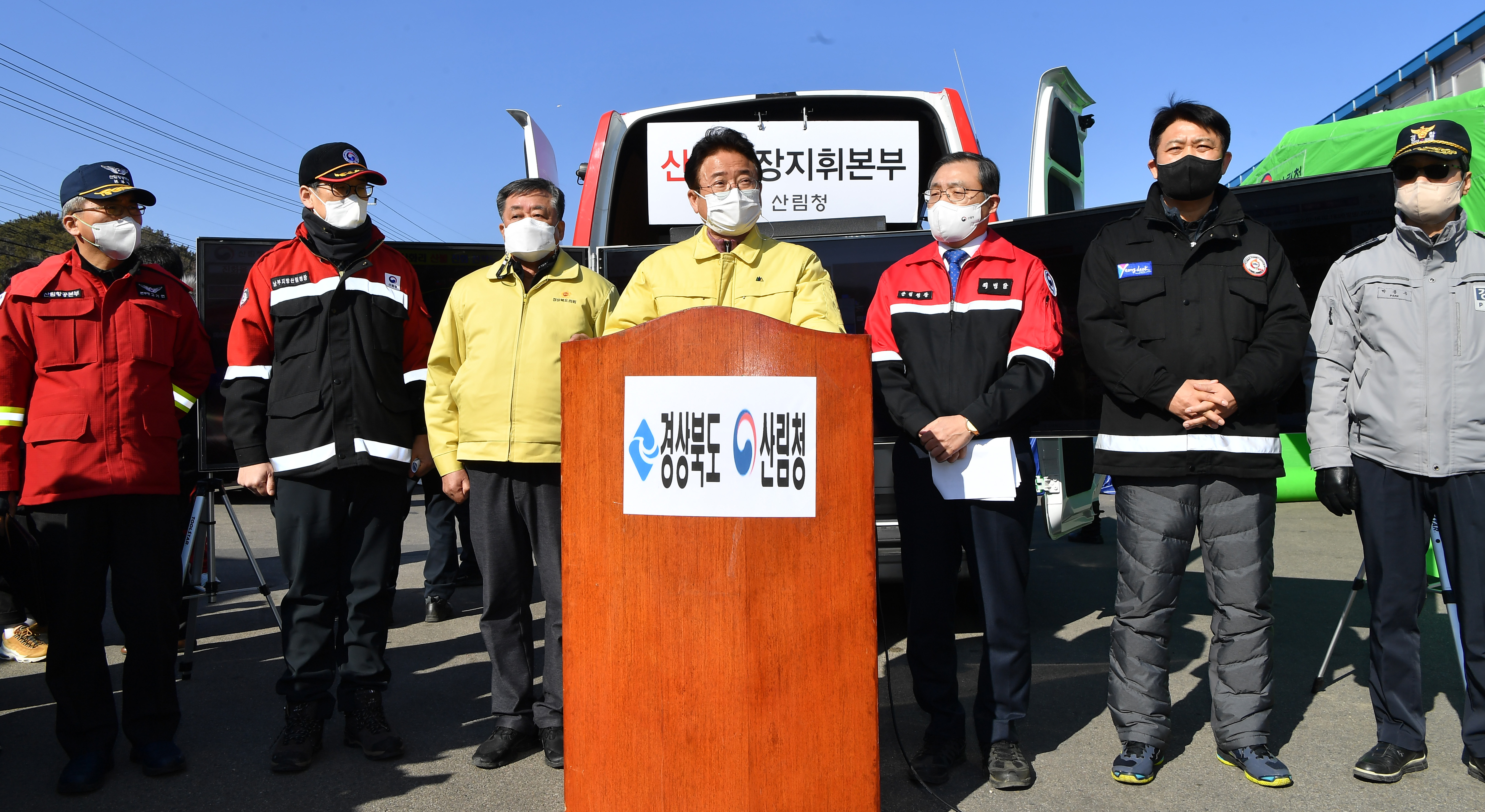  이철우 경북도지사가 17일 영덕읍 축산종합지원센터에 마련된 산불진화현장지휘소에서 브리핑하고 있다. 경북도 제공