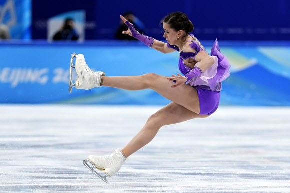 카밀라 발리예바가 지난 15일 베이징올림픽 피겨스케이팅 여자싱글 쇼트프로그램 출전에 앞서 웜업 도중 점프 실수로 엉덩방아를 찧고 있다. [AP 연합뉴스]