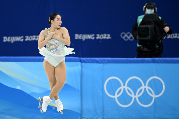 일본의 히구치 와카바가 지난 15일 베이징올림픽 피겨스케이팅 여자싱글 쇼트프로그램에서 첫 과제인 트리플 악셀을 뛰고 있다. [AFP 연합뉴스]