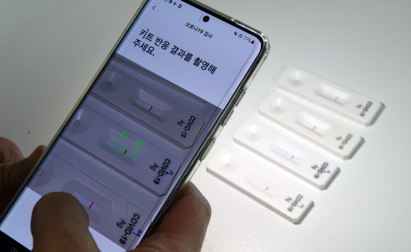 지난 9일 서울 서초구 디아비전 사무실에서 이석용 대표가 코로나19 감염 여부를 확인하기 위해 디아비전 앱을 통해 검사를 마친 자가진단키트를 촬영하고 있다. 정연호 기자