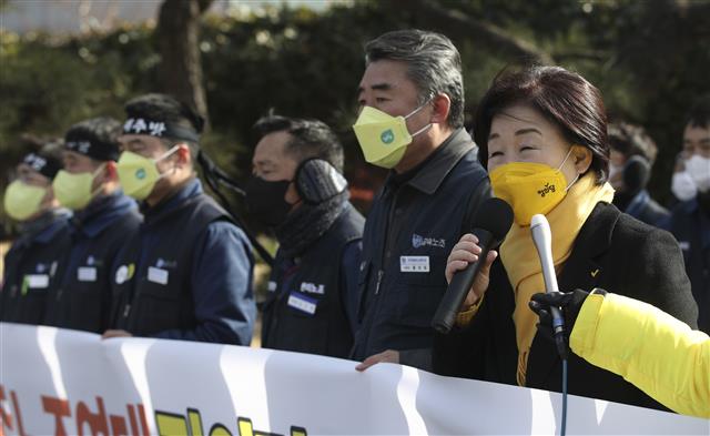 심상정(오른쪽) 정의당 대선후보가 17일 울산 동구 현대중공업 정문 앞에서 열린 조선업종노조 연대회의 정책 협약식에서 발언하고 있다. 울산 뉴스1