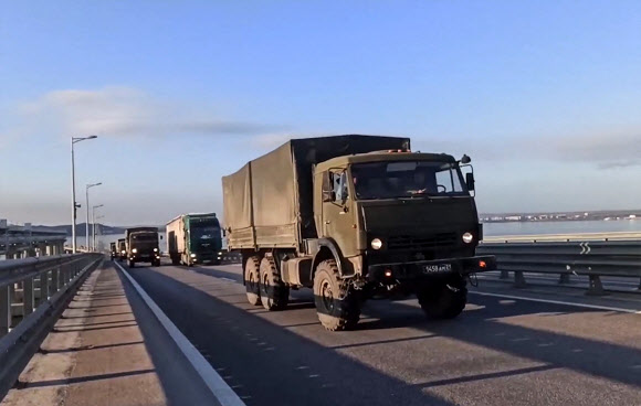 우크라 남쪽 크림반도서 철수하는 러시아군 트럭 행렬