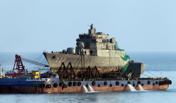 2010년 4월 24일 천안함 함수가 바지선에 실려 평택 제2해군함대로 떠나고 있는 모습.  서울신문 DB