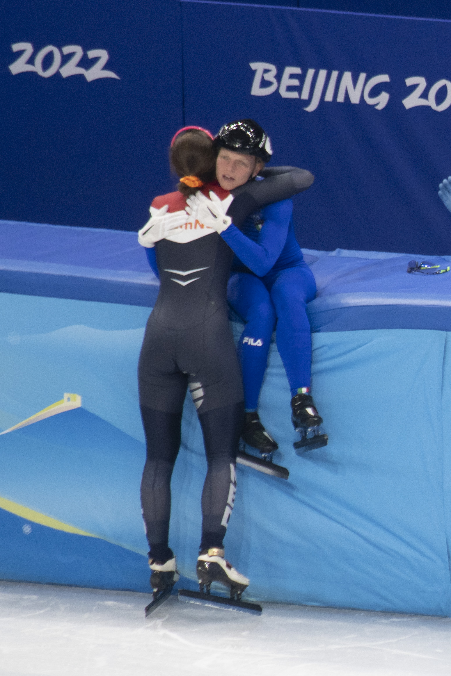 1500m가 끝난 후 서로 포옹하는 스휠팅과 폰타나. 베이징 류재민 기자