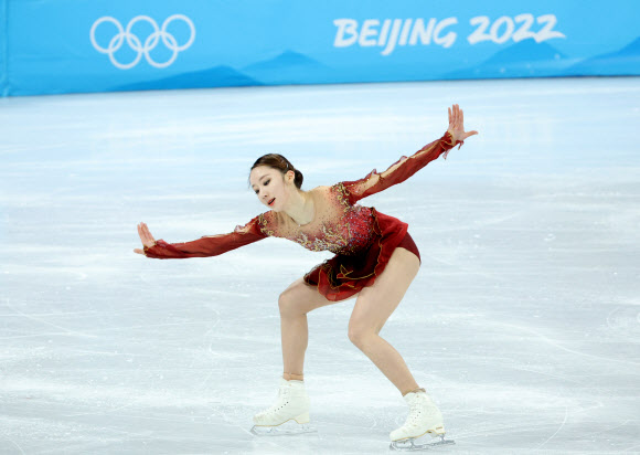 8년 만의 동계올림픽 메달에 도전한 ‘연아 키즈’ 김예림이 17일 중국 베이징 수도체육관에서 열린 베이징동계올림픽 피겨스케이팅 여자 싱글 프리스케이팅에서 혼신의 연기를 선보이고 있다. 당초 목표였던 ‘톱10’ 진입에 성공했다. 베이징 연합뉴스