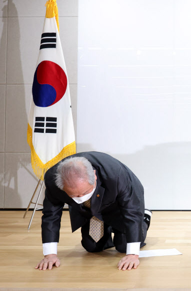 18일 오전 서울 여의도 광복회관에서 광복회 회장 직무대행에 지명된 허현 부회장이 임시총회 전 참석자들에게 사죄하며 절을 하고 있다. 지난 16일 수익금 횡령 의혹을 받은 김원웅 전 광복회장은 취임 2년 8개월 만에 사퇴 의사를 밝혔다. 2022.2.18  연합뉴스