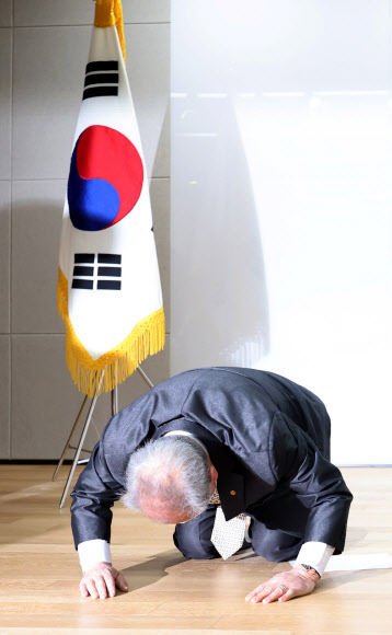 18일 오전 서울 여의도 광복회관에서 광복회 회장 직무대행에 지명된 허현 부회장이 임시총회 전 참석자들에게 사죄하며 절을 하고 있다. 지난 16일 수익금 횡령 의혹을 받은 김원웅 전 광복회장은 취임 2년 8개월 만에 사퇴 의사를 밝혔다. 2022.2.18  연합뉴스