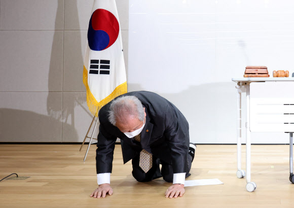 18일 오전 서울 여의도 광복회관에서 광복회 회장 직무대행에 지명된 허현 부회장이 임시총회 전 참석자들에게 사죄하며 절을 하고 있다. 지난 16일 수익금 횡령 의혹을 받은 김원웅 전 광복회장은 취임 2년 8개월 만에 사퇴 의사를 밝혔다. 2022.2.18  연합뉴스