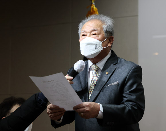 18일 오전 서울 여의도 광복회관에서 광복회 회장 직무대행에 지명된 허현 부회장이 임시총회 전 참석자들에게 발언하고 있다. 지난 16일 수익금 횡령 의혹을 받는 김원웅 전 광복회장은 취임 2년 8개월 만에 사퇴 의사를 밝혔다. 2022.2.18  연합뉴스