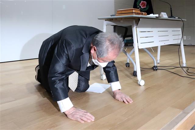 허현 광복회장 직무대행이 18일 오전 서울 여의도 광복회관에서 열린 임시총회에서 김원웅 전 회장과 관련한 비자금 조성·횡령 등의 논란에 대해 큰절을 하며 사과하고 있다. 광복회는 이날 임시총회를 열어 회계 등 감사보고와 향후 대책 등을 논의한다. 한편 김원웅 전 회장은 광복회 수익사업을 이용한 비자금 조성·횡령 등 논란으로 지난 16일 사퇴했다. 2022.2.18 뉴스1