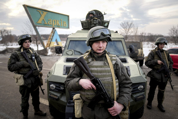 우크라이나 정부군이 17일(현지시간) 하르키우에서 열린 군 합동장전에서 이동 검문소를 지키고 있다.  하르키우 AP 연합뉴스