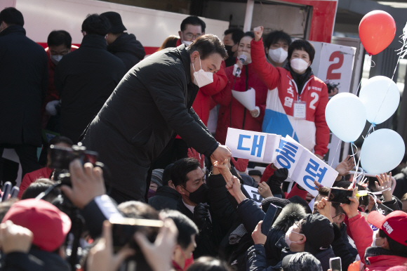 윤석열 국민의힘 대선후보가 17일 오후 경기도 성남시 분당구 야탑역 앞에서 열린  “부패 없는 성남! 공정한 대한민국!” 대선유세에서 지지자들의 악수를 나누고 있다.2022. 2. 17 정연호 기자