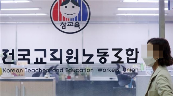 3일 서울 서대문구 전국교직원노동조합(전교조) 사무실에서 한 조합원이 출근하고 있다. 2020.9.3 뉴스1