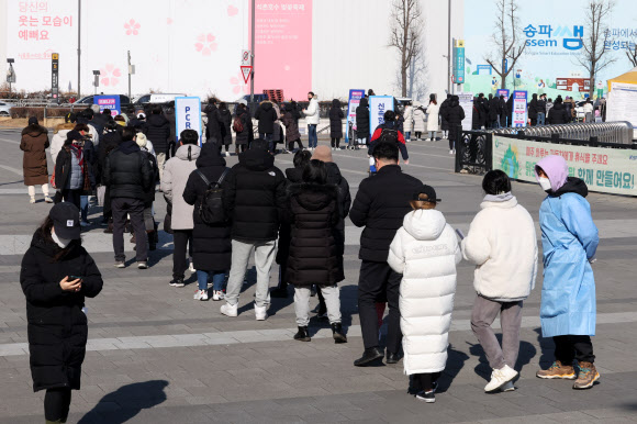 코로나19 사태 후 처음으로 하루 11만명에 육박하는 신규확진자가 발생한 18일 오전 서울 송파구 올림픽공원에 마련된 선별검사소에서 시민들이 검사를 받기 위해 줄을 서 있다. 2022.2.18 연합뉴스