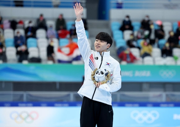 김민석이 8일 중국 베이징 국립 스피드스케이팅 경기장에서 열린 2022 베이징동계올림픽 스피드스케이팅 남자 1500m 경기에서 동메달을 획득한 후 시상대에 올라 인사를 하고 있다. 베이징 연합뉴스
