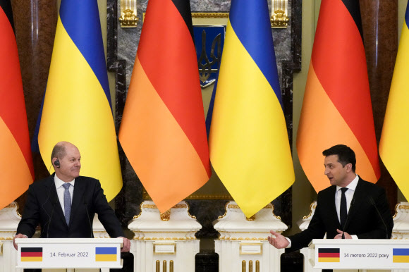 볼로디미르 젤렌스키(오른쪽) 우크라이나 대통령과 올라프 숄츠(왼쪽) 독일 총리가 14일(현지시간) 우크라이나 키예프 마린스키궁에서 열린 정상회담 후 공동 기자회견에 참석하고 있다. 키예프 AP 연합뉴스