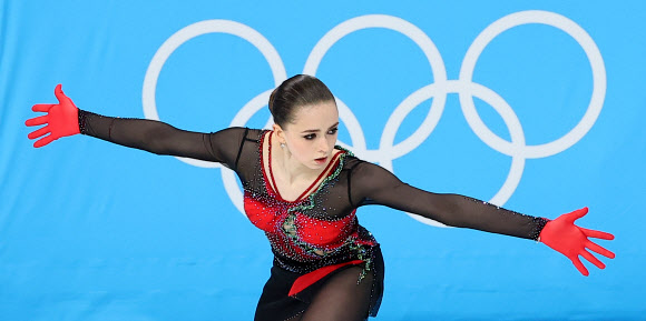 카밀라 발리예바가 17일 베이징 수도체육관에서 열린 2022 베이징동계올림픽 피겨스케이팅 여자 싱글에서 연기를 펼치고 있다. 베이징 연합뉴스