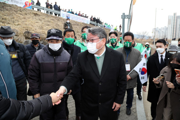 지지자들과 인사하는 조원진