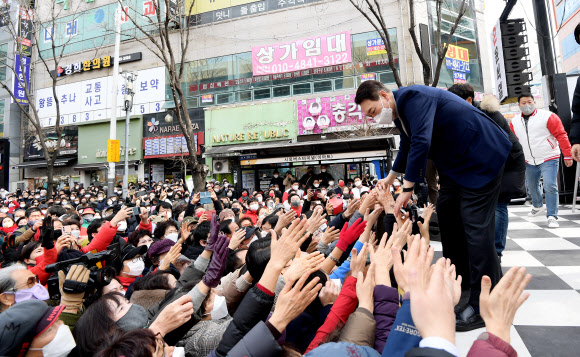 경남 양산 지지자들과 악수하는 윤석열
