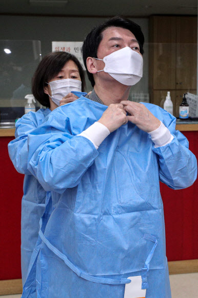 방역복 입는 안철수 후보와 김미경 교수