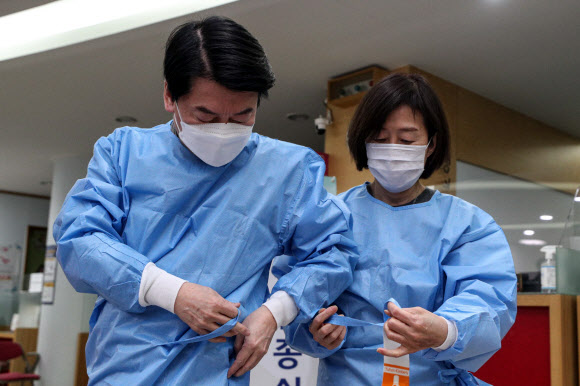 방역복 입는 안철수 후보와 김미경 교수