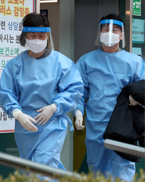 방역복 입고 진료소로 향하는 안철수 후보와 김미경 교수