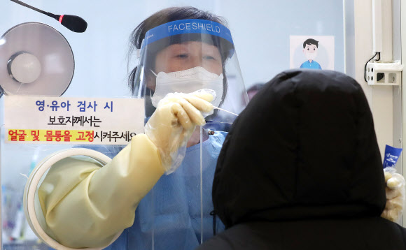 의료 자원봉사하는 김미경 교수