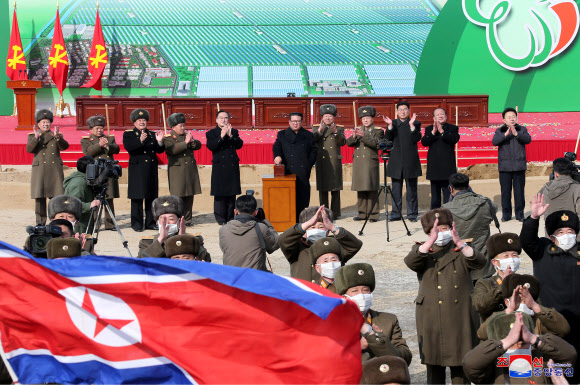 김정은, 함남 온실농장 착공식 참석…“사철 푸른채소 보장”