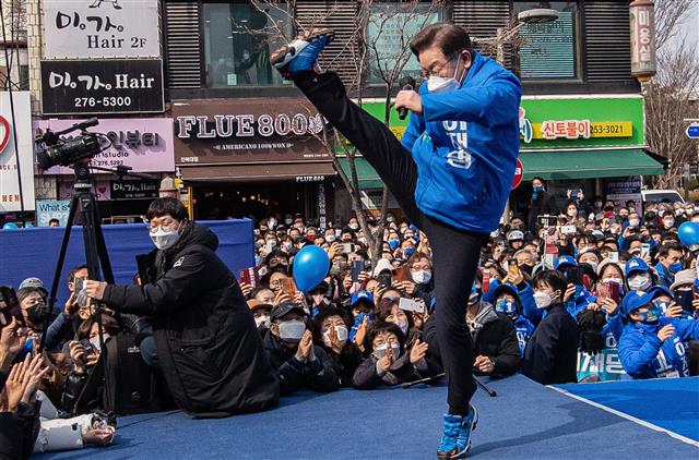 ‘부스터 슛’ 세리머니 하는 이재명