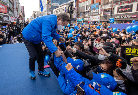 지지자와 인사하는 이재명 대선후보