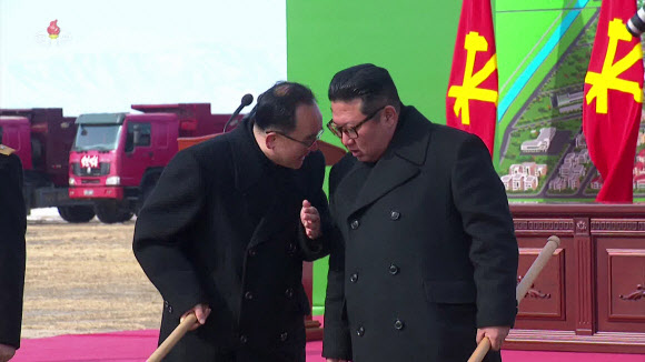 김정은, 함남 온실농장 착공식 참석…“사철 푸른채소 보장”