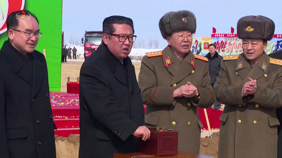 김정은, 함남 온실농장 착공식 참석…“사철 푸른채소 보장”