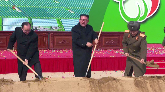 김정은, 함남 온실농장 착공식 참석…“사철 푸른채소 보장”
