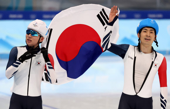 [올림픽] 함께 기뻐하는 정재원-이승훈