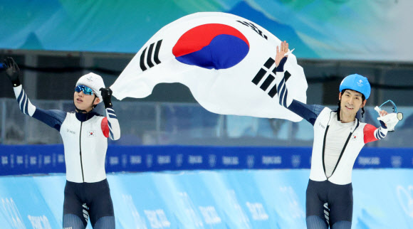 정재원(왼쪽)과 이승훈이 태극기를 휘날리는 모습. 베이징 연합뉴스