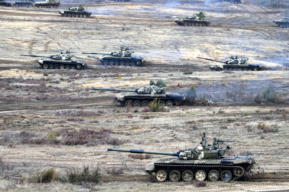 19일(현지시간) 벨라루스 오부즈레놉스키 훈련장에서 열린 러시아군·벨라루스군 합동훈련에 참가한 전차들이 움직이고 있다. 오부즈레놉스키 AP 연합뉴스