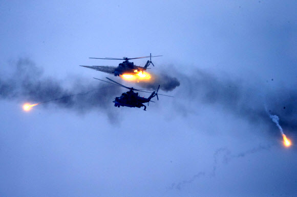 지난 17일(현지시간) 벨라루스 오시포비치 훈련장에서 열린 러시아군·벨라루스군 합동훈련에 군용 헬기들이 참가하고 있다. 오시포비치 AP 연합뉴스