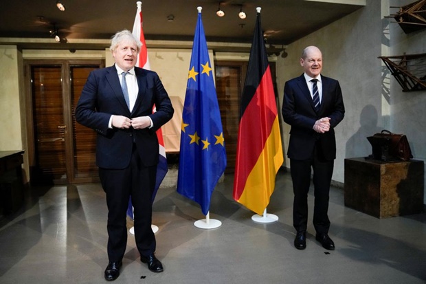 19일(현지시간) 독일 뮌헨안보회의에 참석한 보리스 존슨 영국총리(왼쪽)와 올라프 숄츠 독일총리(오른쪽)/로이터 연합뉴스