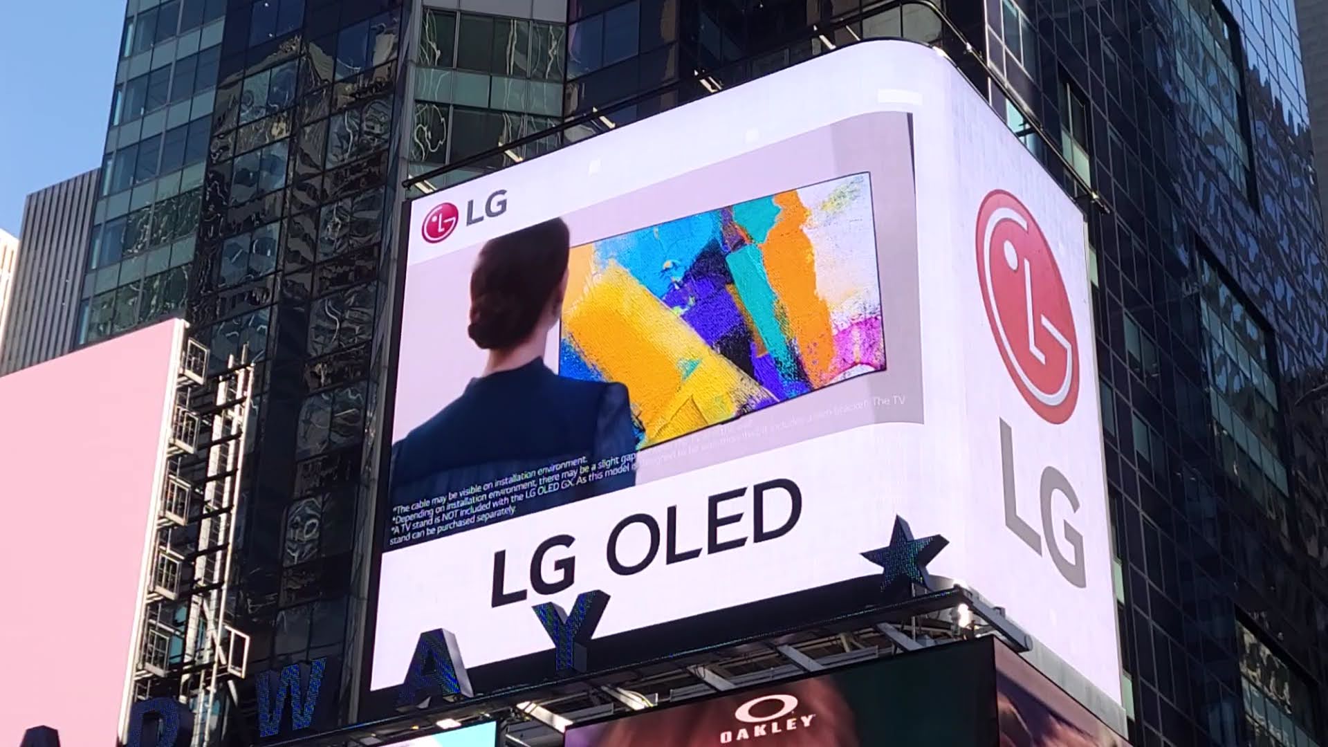미국 뉴욕 맨해튼 타임스스퀘어 전광판에서 LG전자의 올레드 TV 광고가 상영되고 있다. LG전자 제공