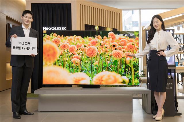 삼성전자 모델이 서울 논현동 삼성디지털프라자 강남본점에서 글로벌 시장 주력 제품인 네오 QLED TV를 소개하고 있다. 삼성전자 제공