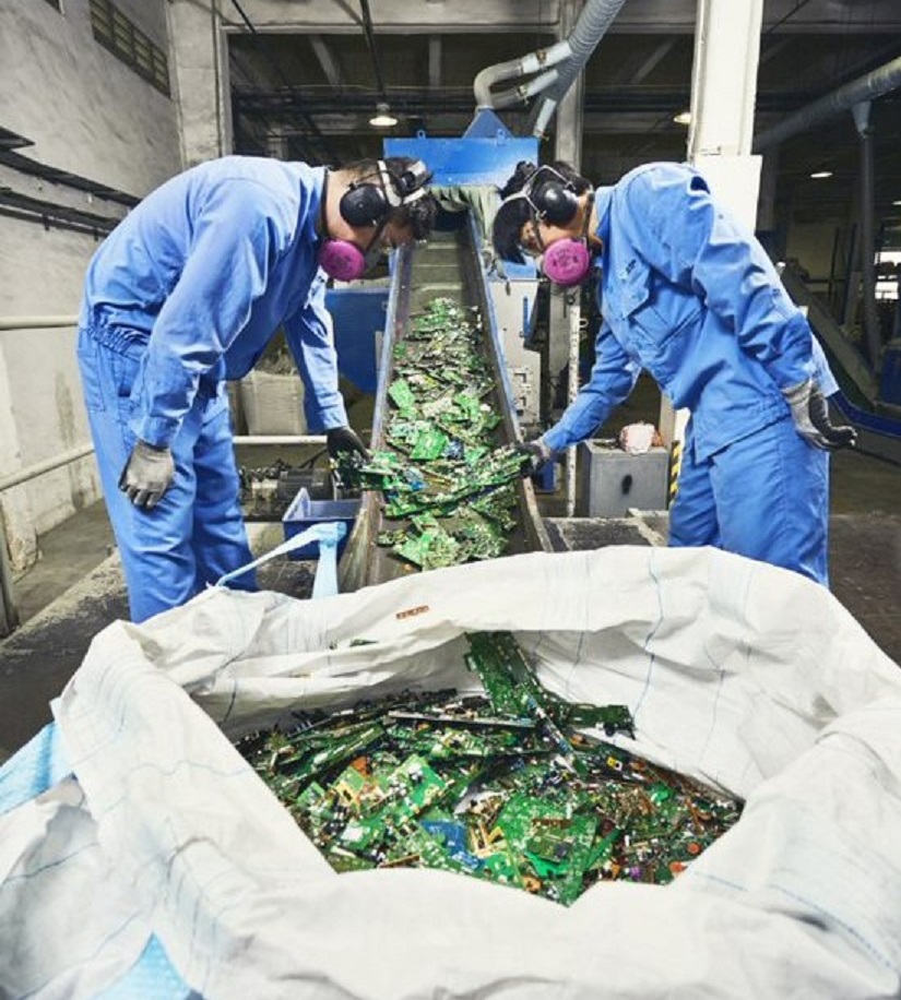 폐IT기기 폐기물을 재활용하기 위해 작업자들이 분류하는 모습. SK에코플랜트 제공