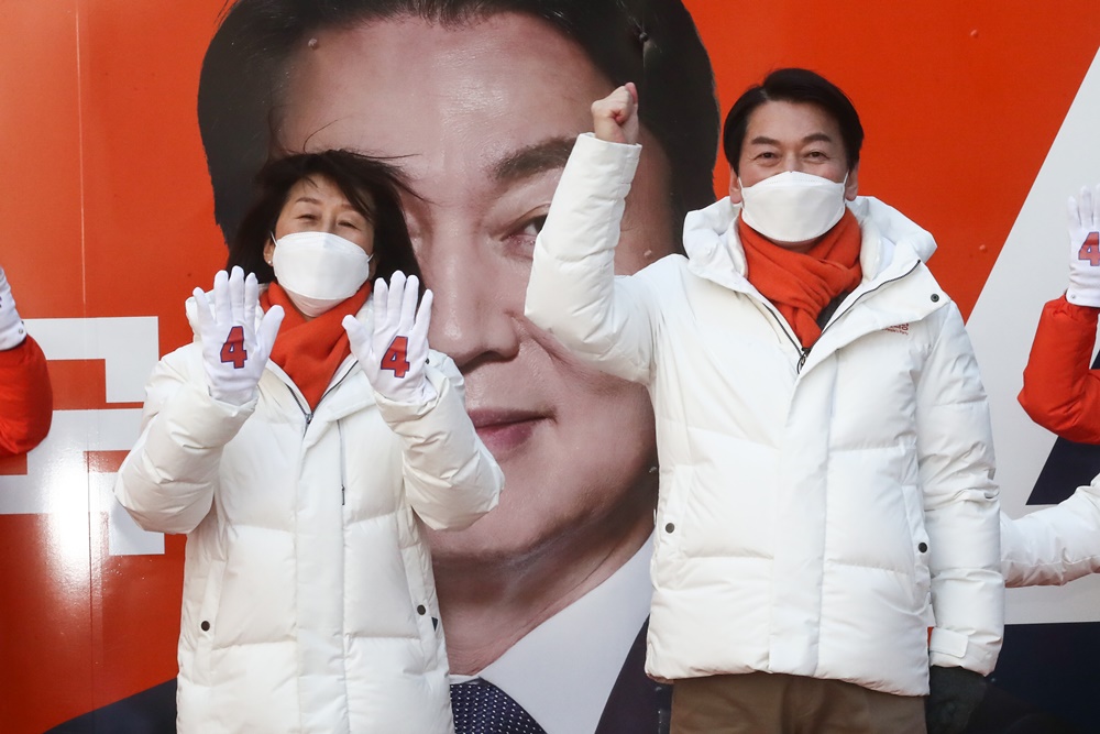 국민의당 안철수 대선 후보(오른쪽)와 부인인 김미경 교수(왼쪽)가 20일 서울 마포구 홍대 상상마당 앞에서 열린 유세에서 지지를 호소하고 있다.2022. 2. 20 정연호 기자