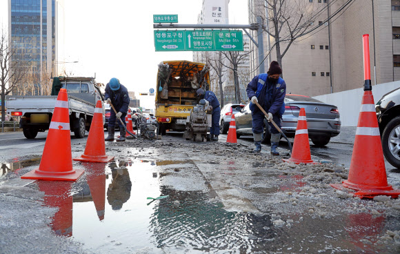 영등포 도로 상수도 파열 복구작업