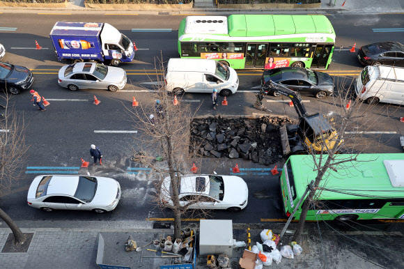 영등포 당산동2가 도로 상수도 파열 복구작업