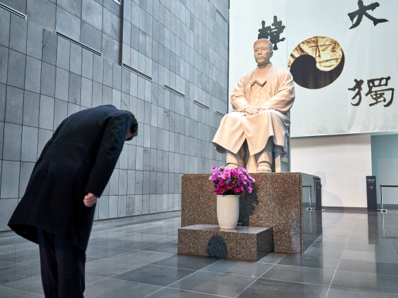 단일화 결렬 전 안중근의사기념관 찾은 안철수