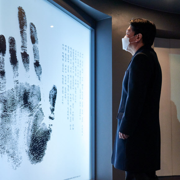 단일화 결렬 전 안중근의사기념관 찾은 안철수