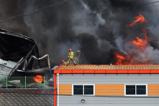 화마와 싸우는 소방관