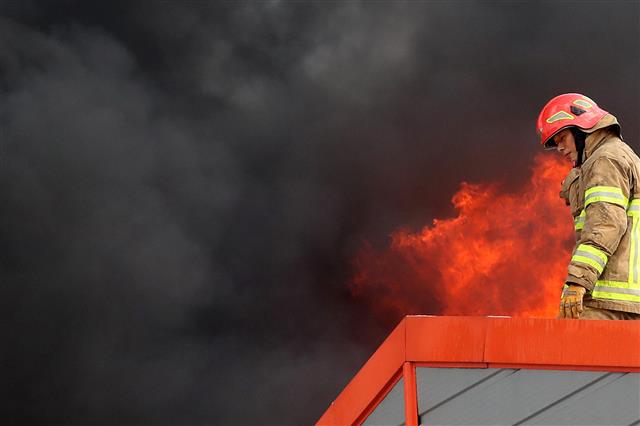 화마와 싸우는 소방관